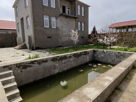 11 otaqlı həyət evi/bağ evi - Novxanı q. - 343.8 m²