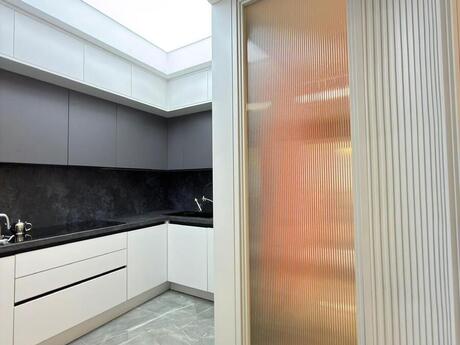 3 otaqlı yeni tikili - 28 May m. - 135 m²