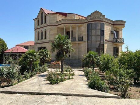 Satılır 8 otaqlı həyət evi/bağ evi 700 m², Buzovna q.
