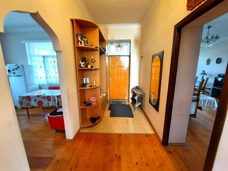 6 otaqlı həyət evi/bağ evi - Novxanı q. - 220 m²