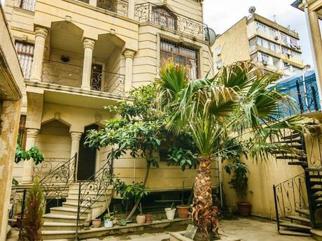 9 otaqlı həyət evi/bağ evi - Gənclik m. - 720 m²