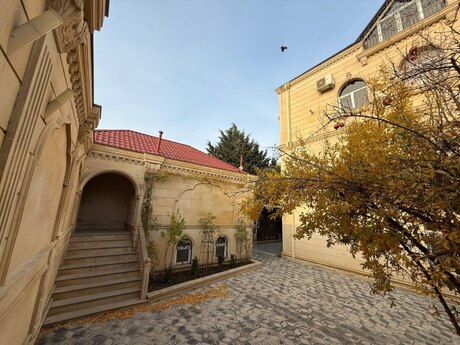 10 otaqlı həyət evi/bağ evi - Badamdar q. - 381 m²