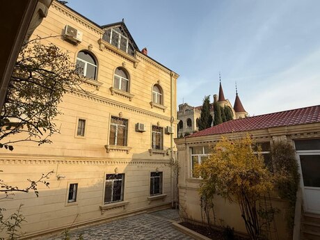 10 otaqlı həyət evi/bağ evi - Badamdar q. - 381 m²