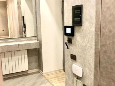 2-комн. вторичка - м. Сахил - 70 м²