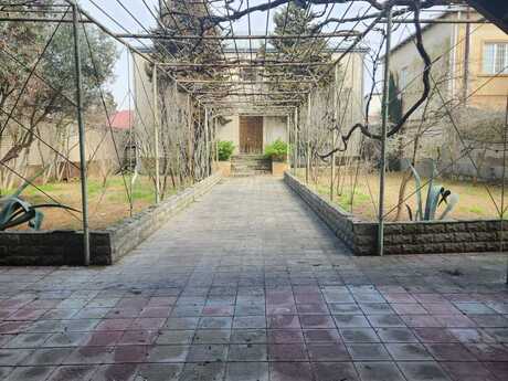 8 otaqlı həyət evi/bağ evi - Mərdəkan q. - 421 m²
