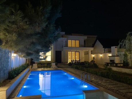 4 otaqlı həyət evi/bağ evi - Şüvəlan q. - 300 m²