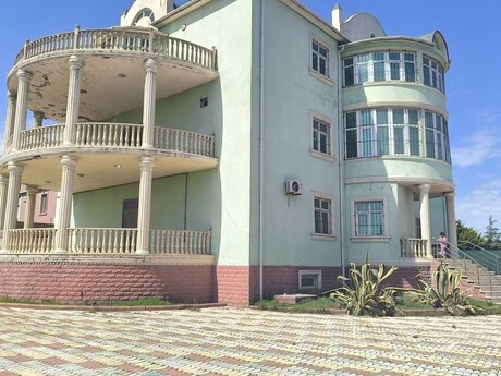 9 otaqlı həyət evi/bağ evi - Novxanı q. - 520 m²