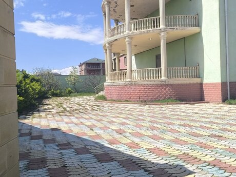 9 otaqlı həyət evi/bağ evi - Novxanı q. - 520 m²