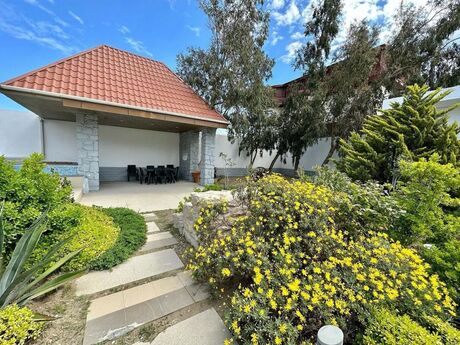 4 otaqlı həyət evi/bağ evi - Şüvəlan q. - 250 m²