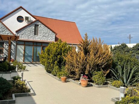 4 otaqlı həyət evi/bağ evi - Şüvəlan q. - 250 m²
