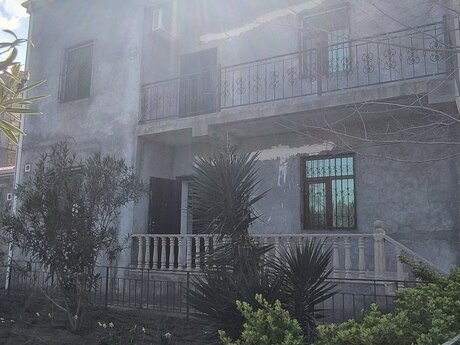 9 otaqlı həyət evi/bağ evi - Novxanı q. - 300 m²
