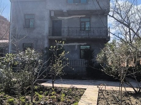 9 otaqlı həyət evi/bağ evi - Novxanı q. - 300 m²