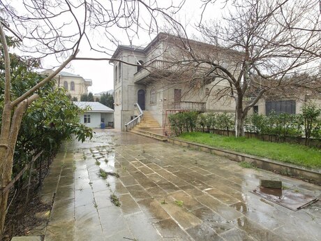 9 otaqlı həyət evi/bağ evi - Bakıxanov q. - 470 m²