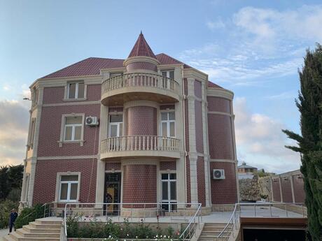 7 otaqlı həyət evi/bağ evi - Mərdəkan q. - 500 m²