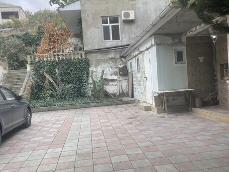 4 otaqlı həyət evi/bağ evi - Novxanı q. - 300 m²