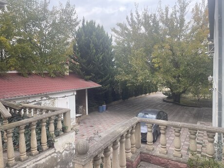 4 otaqlı həyət evi/bağ evi - Novxanı q. - 300 m²