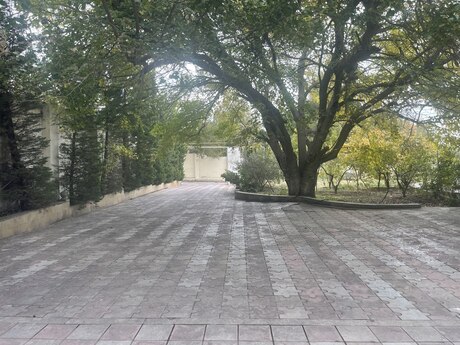 4 otaqlı həyət evi/bağ evi - Novxanı q. - 300 m²
