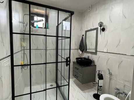 5 otaqlı həyət evi/bağ evi - Novxanı q. - 270 m²