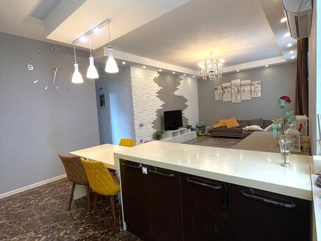 10 otaqlı həyət evi/bağ evi - İnşaatçılar m. - 310 m²