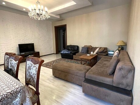10 otaqlı həyət evi/bağ evi - İnşaatçılar m. - 310 m²