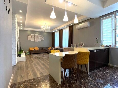 10 otaqlı həyət evi/bağ evi - İnşaatçılar m. - 310 m²