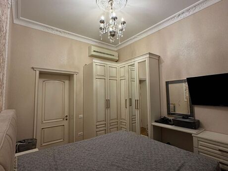 3 otaqlı köhnə tikili - Elmlər Akademiyası m. - 70 m²
