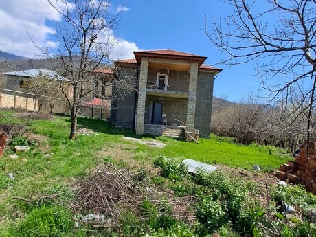 6 otaqlı həyət evi/bağ evi - Oğuz - 160 m²