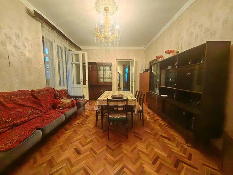 Satılır 2 otaqlı köhnə tikili 67 m², Gənclik m.