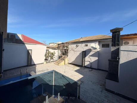5 otaqlı həyət evi/bağ evi - Bakıxanov q. - 300 m²