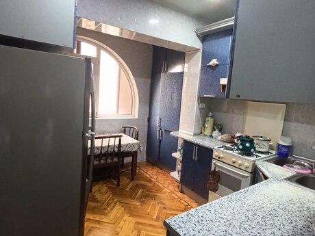 4 otaqlı köhnə tikili - Azadlıq Prospekti m. - 130 m²