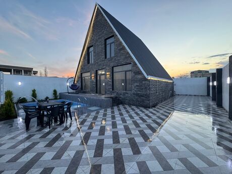 5 otaqlı həyət evi/bağ evi - Novxanı q. - 300 m²