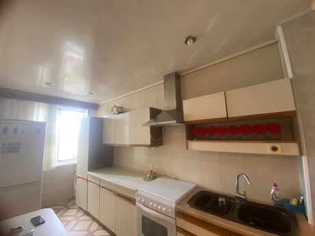 Satılır 4 otaqlı köhnə tikili 105 m², Elmlər Akademiyası m.