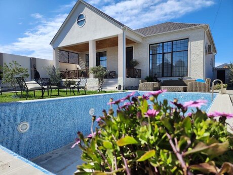 4 otaqlı həyət evi/bağ evi - Şüvəlan q. - 240 m²