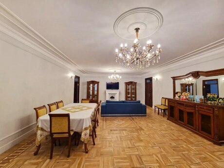 11 otaqlı həyət evi/bağ evi - Nəsimi m. - 650 m²