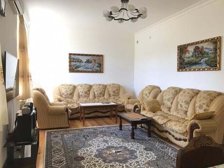 5 otaqlı həyət evi/bağ evi - Novxanı q. - 300 m²