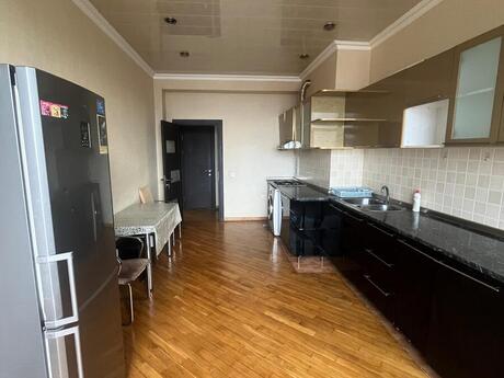 3 otaqlı yeni tikili - 8 Noyabr m. - 132 m²