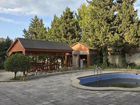 6 otaqlı həyət evi/bağ evi - Novxanı q. - 286 m²