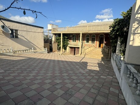 8 otaqlı həyət evi/bağ evi - Xocəsən q. - 260 m²