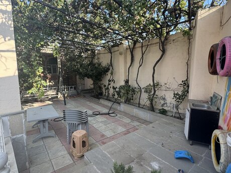 8 otaqlı həyət evi/bağ evi - Xocəsən q. - 260 m²
