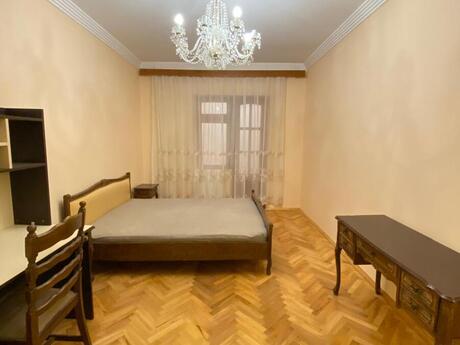 3 otaqlı köhnə tikili - 8-ci mikrorayon q. - 80 m²
