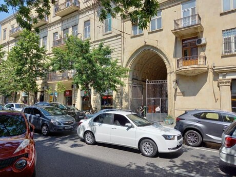 4 otaqlı köhnə tikili - 28 May m. - 160 m²