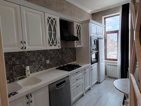 2-комн. новостройка - м. Сахил - 84 м²