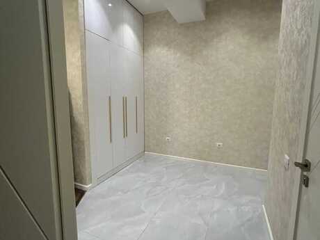 2-комн. новостройка - м. 28 мая - 90 м²