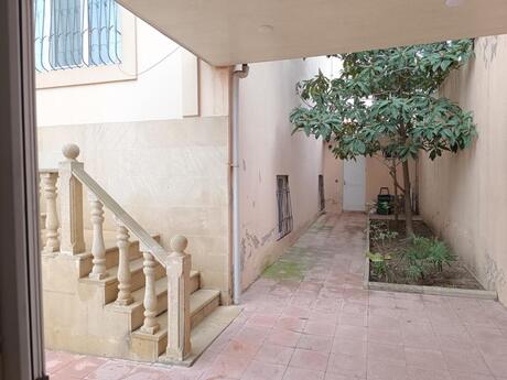 8 otaqlı həyət evi/bağ evi - Nəsimi m. - 390 m²