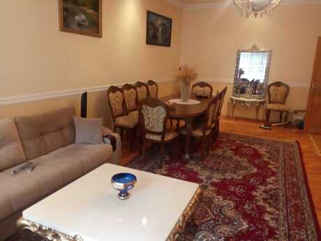 6 otaqlı həyət evi/bağ evi - İnşaatçılar m. - 420 m²