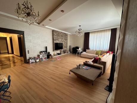 4 otaqlı yeni tikili - 8 Noyabr m. - 175 m²