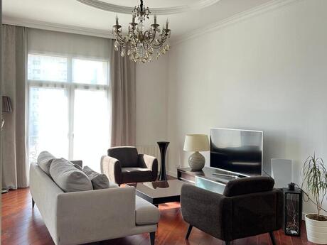 4 otaqlı yeni tikili - Şah İsmayıl Xətai m. - 141 m²