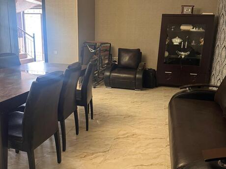 4 otaqlı həyət evi/bağ evi - Novxanı q. - 255 m²