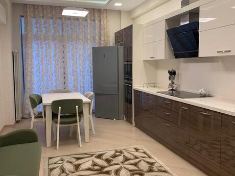 4 otaqlı yeni tikili - Şah İsmayıl Xətai m. - 200 m²