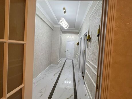 3-комн. новостройка - м. 28 мая - 110 м²